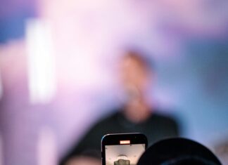 Telefoane în bănci: Amenințare sau oportunitate de ucenicie?